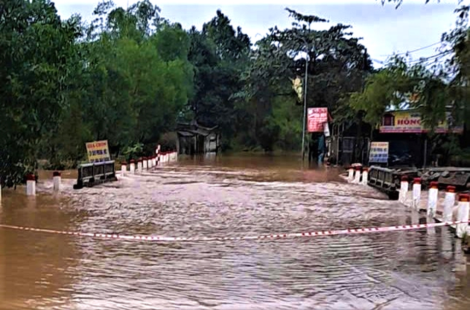 Huế: Nước lũ lên nhanh, giao thông chia cắt, gần 300 nhà dân chìm trong biển nước- Ảnh 7. Huế: Nước lũ lên nhanh, giao thông chia cắt, gần 300 nhà dân chìm trong biển nước- Ảnh 7.