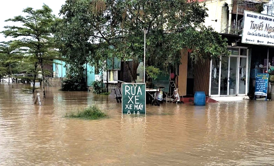 Huế: Nước lũ lên nhanh, giao thông chia cắt, gần 300 nhà dân chìm trong biển nước- Ảnh 8. Huế: Nước lũ lên nhanh, giao thông chia cắt, gần 300 nhà dân chìm trong biển nước- Ảnh 8.