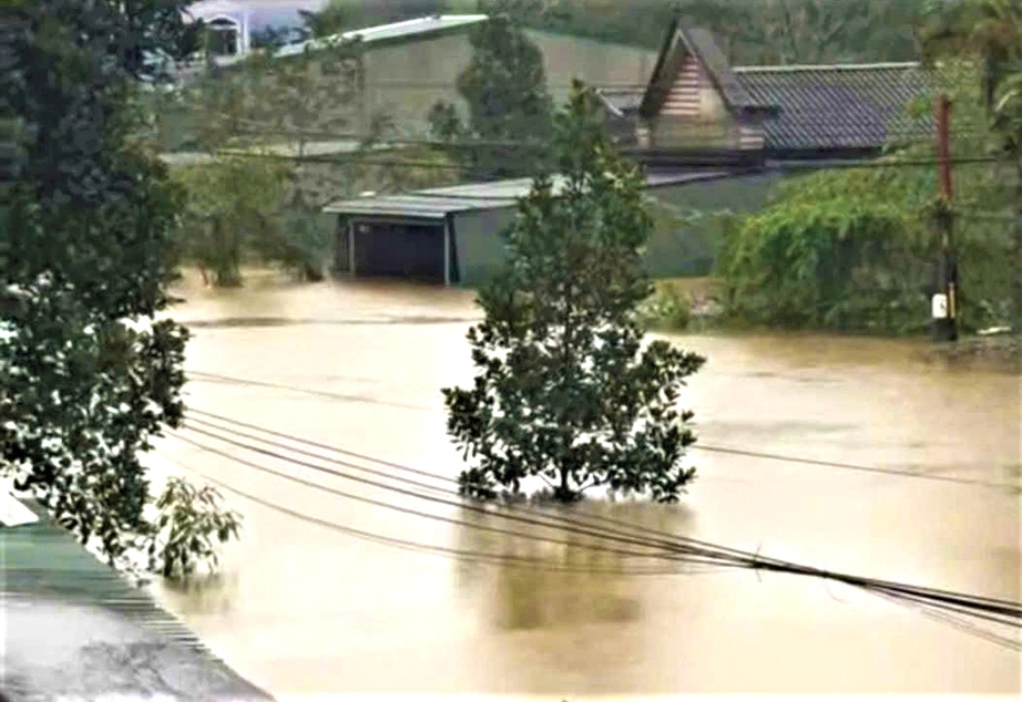 Huế: Nước lũ lên nhanh, giao thông chia cắt, gần 300 nhà dân chìm trong biển nước- Ảnh 5. Huế: Nước lũ lên nhanh, giao thông chia cắt, gần 300 nhà dân chìm trong biển nước- Ảnh 5.