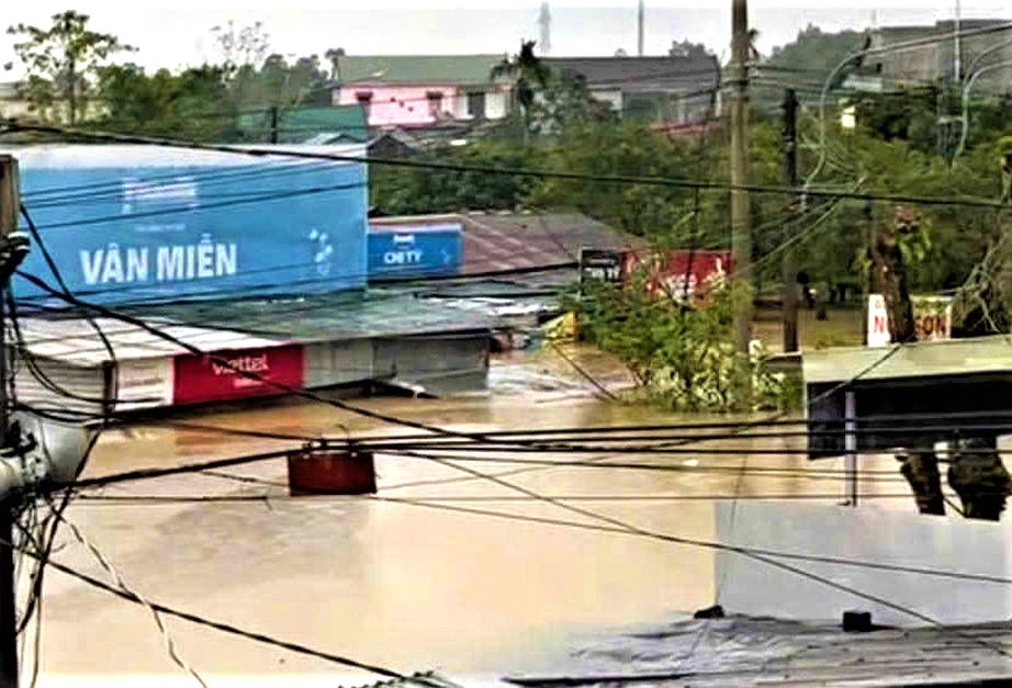 Huế: Nước lũ lên nhanh, giao thông chia cắt, gần 300 nhà dân chìm trong biển nước- Ảnh 2. Huế: Nước lũ lên nhanh, giao thông chia cắt, gần 300 nhà dân chìm trong biển nước- Ảnh 2.