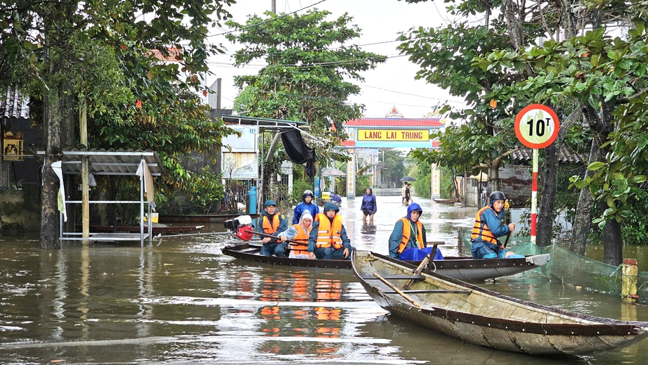 Tỉnh lộ ngập sâu gây chia cắt giao thông, hơn 7.500 nhà dân ở TP Huế chìm trong nước- Ảnh 3.
