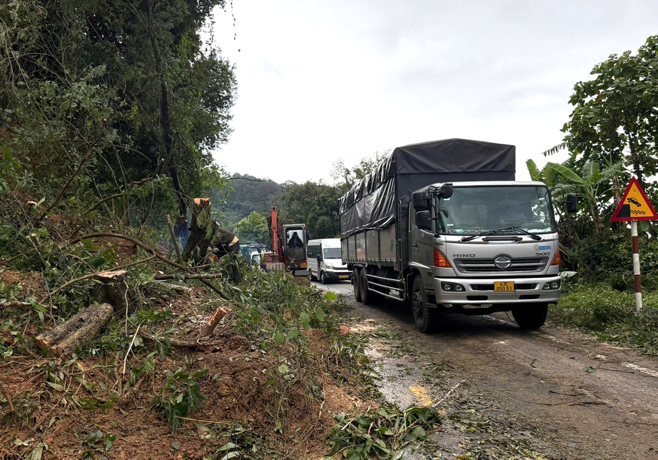 Khắc phục sạt lở, thông xe đường đèo Ngoạn Mục nối Khánh Hòa - Lâm Đồng- Ảnh 1.