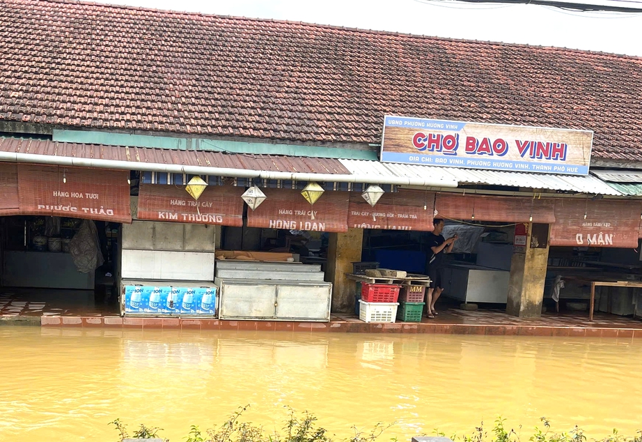 Tỉnh lộ ngập sâu gây chia cắt giao thông, hơn 7.500 nhà dân ở TP Huế chìm trong nước- Ảnh 4.