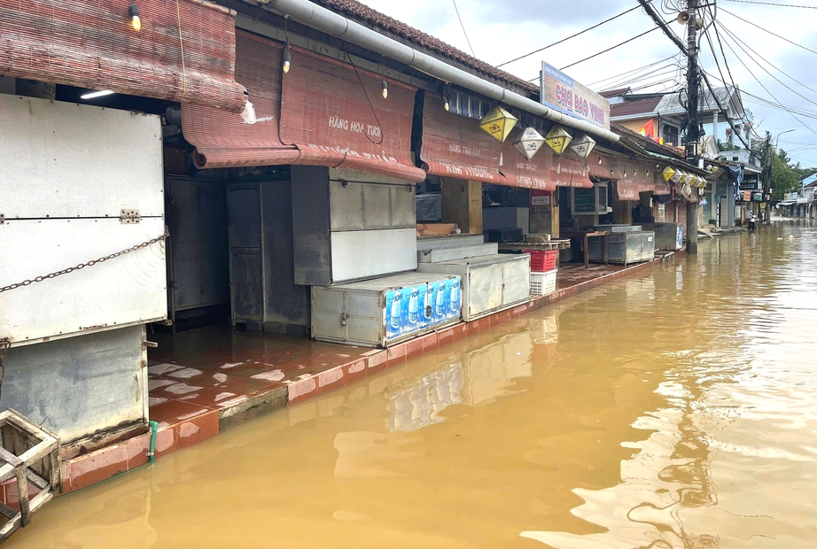 Tỉnh lộ ngập sâu gây chia cắt giao thông, hơn 7.500 nhà dân ở TP Huế chìm trong nước- Ảnh 5.