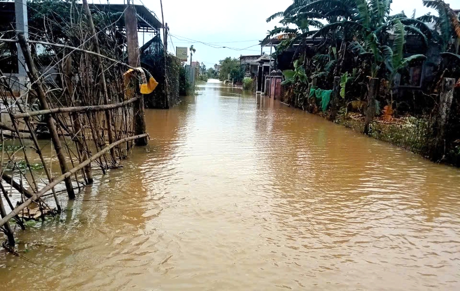 Tỉnh lộ ngập sâu gây chia cắt giao thông, hơn 7.500 nhà dân ở TP Huế chìm trong nước- Ảnh 6.