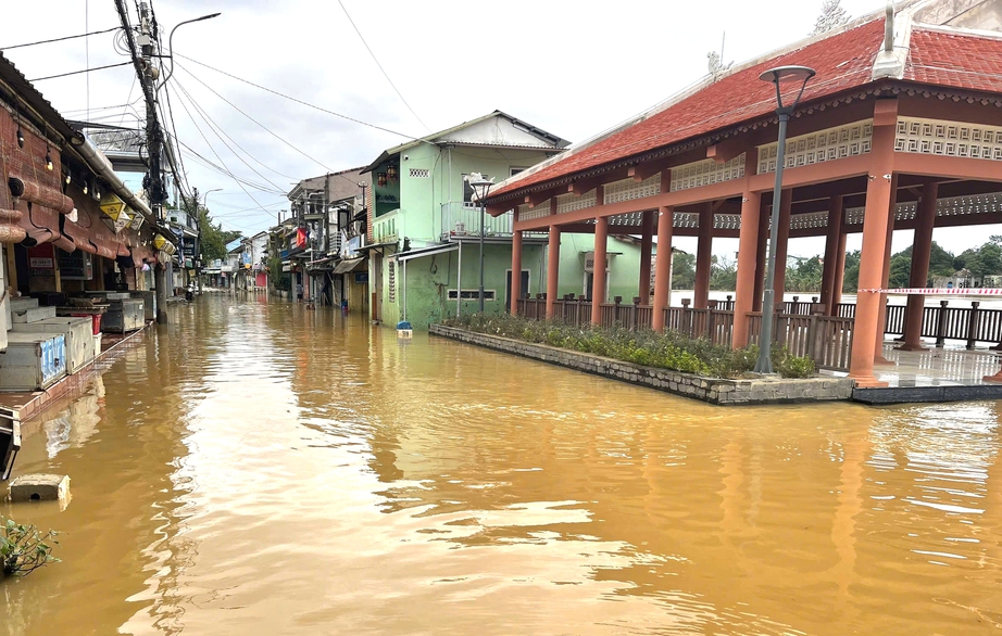 Tỉnh lộ ngập sâu gây chia cắt giao thông, hơn 7.500 nhà dân ở TP Huế chìm trong nước- Ảnh 7.