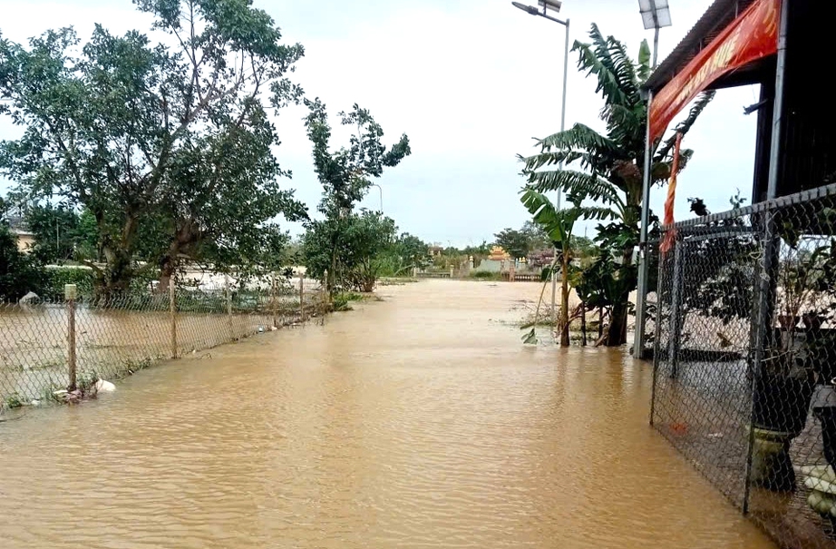 Tỉnh lộ ngập sâu gây chia cắt giao thông, hơn 7.500 nhà dân ở TP Huế chìm trong nước- Ảnh 8.