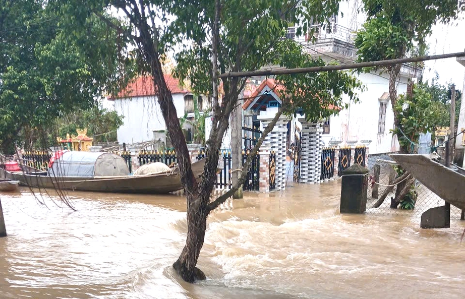 Tỉnh lộ ngập sâu gây chia cắt giao thông, hơn 7.500 nhà dân ở TP Huế chìm trong nước- Ảnh 9.