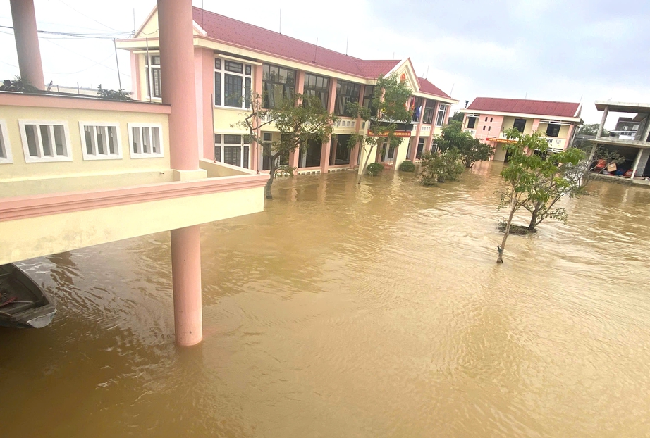 Tỉnh lộ ngập sâu gây chia cắt giao thông, hơn 7.500 nhà dân ở TP Huế chìm trong nước- Ảnh 1.