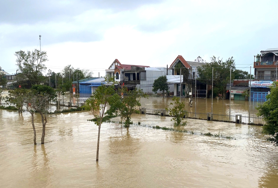 Tỉnh lộ ngập sâu gây chia cắt giao thông, hơn 7.500 nhà dân ở TP Huế chìm trong nước- Ảnh 2.