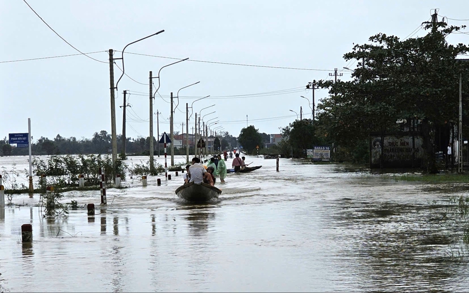 Tỉnh lộ ngập sâu gây chia cắt giao thông, hơn 7.500 nhà dân ở TP Huế chìm trong nước- Ảnh 10.