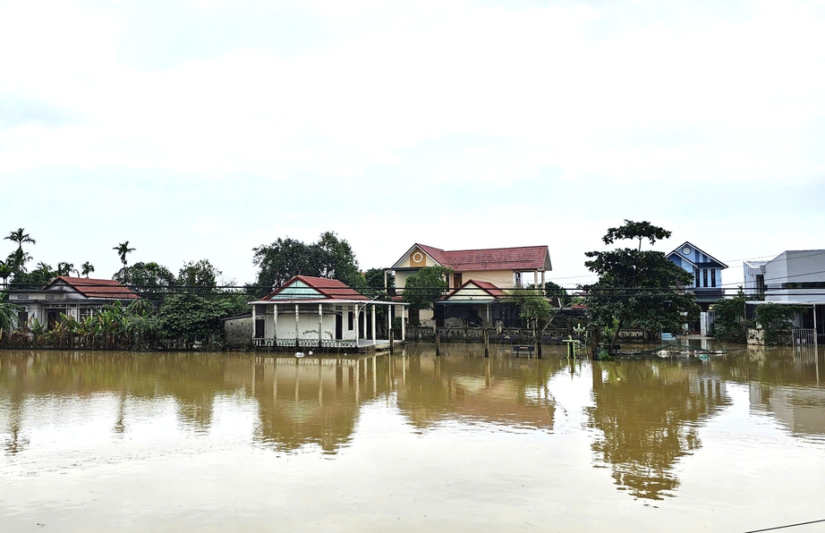 Tỉnh lộ ngập sâu gây chia cắt giao thông, hơn 7.500 nhà dân ở TP Huế chìm trong nước- Ảnh 11.