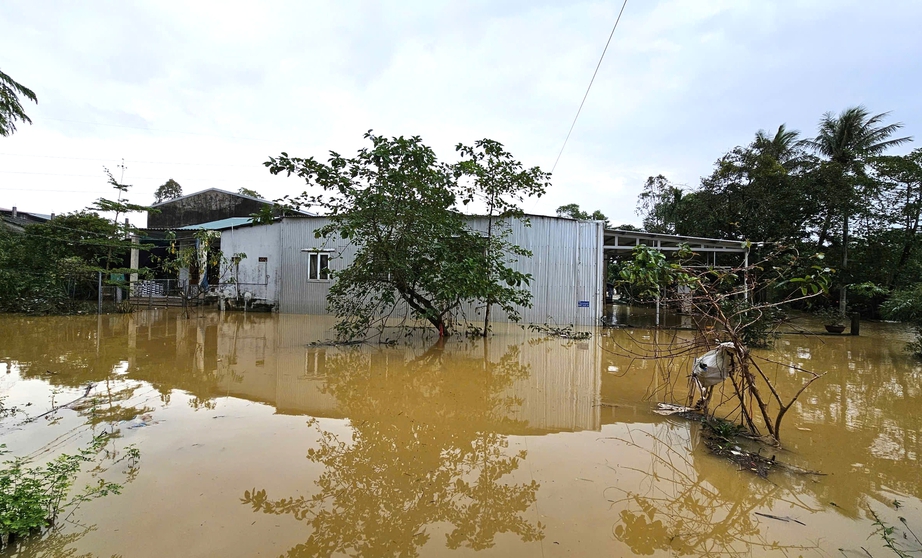 Tỉnh lộ ngập sâu gây chia cắt giao thông, hơn 7.500 nhà dân ở TP Huế chìm trong nước- Ảnh 12.