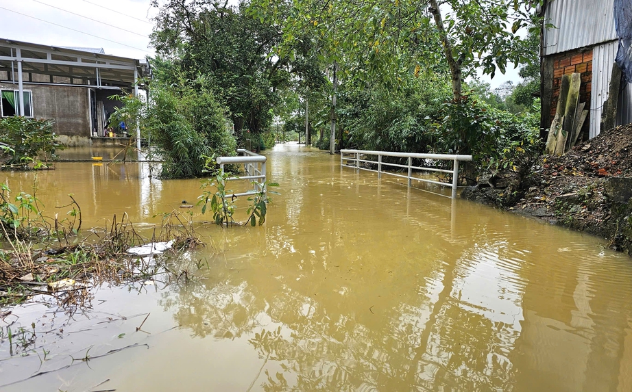 Tỉnh lộ ngập sâu gây chia cắt giao thông, hơn 7.500 nhà dân ở TP Huế chìm trong nước- Ảnh 13.