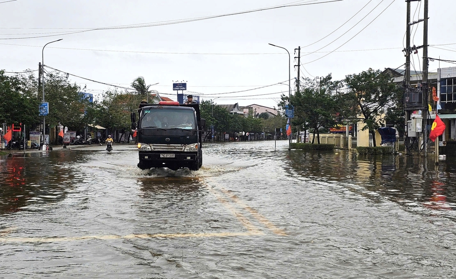 Tỉnh lộ ngập sâu gây chia cắt giao thông, hơn 7.500 nhà dân ở TP Huế chìm trong nước- Ảnh 14.