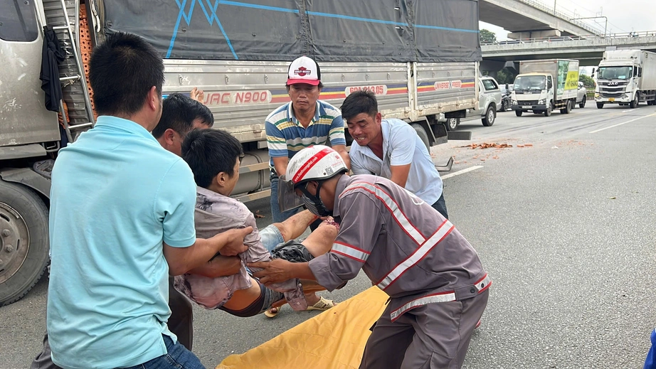 Xe tải tông đuôi xe đầu kéo gây tai nạn liên hoàn, tài xế gãy chân mắc kẹt trong cabin- Ảnh 2. Xe tải tông đuôi xe đầu kéo gây tai nạn liên hoàn, tài xế gãy chân mắc kẹt trong cabin- Ảnh 2.