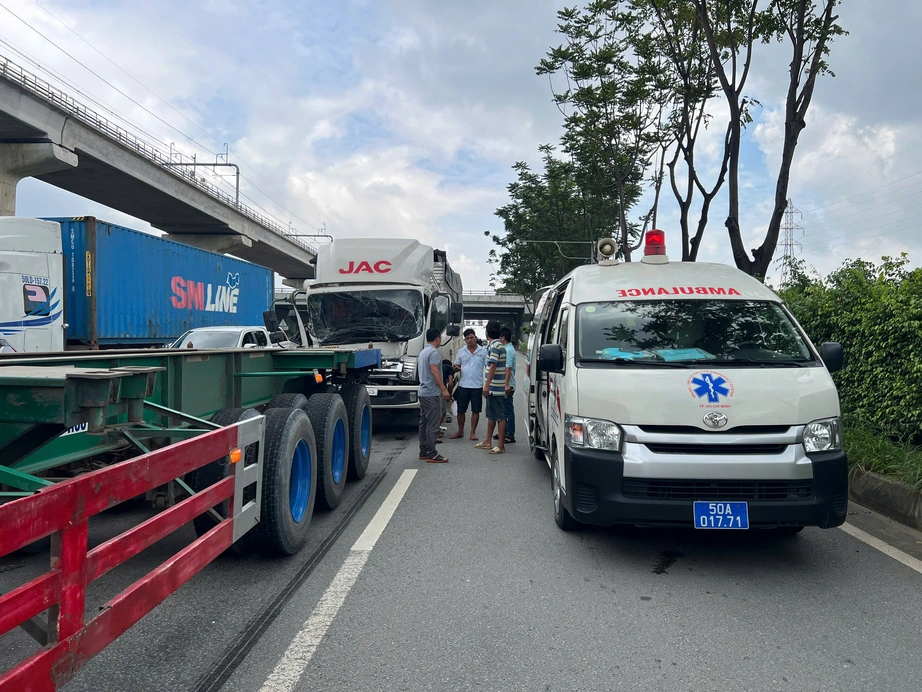 Xe tải tông đuôi xe đầu kéo gây tai nạn liên hoàn, tài xế gãy chân mắc kẹt trong cabin- Ảnh 3. Xe tải tông đuôi xe đầu kéo gây tai nạn liên hoàn, tài xế gãy chân mắc kẹt trong cabin- Ảnh 3.