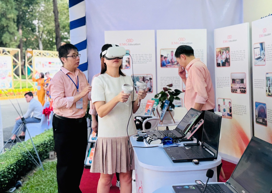 TP.HCM khai mạc triển lãm “50 năm đổi mới giáo dục”: Nhìn lại dấu ấn, hướng đến tương lai- Ảnh 3.