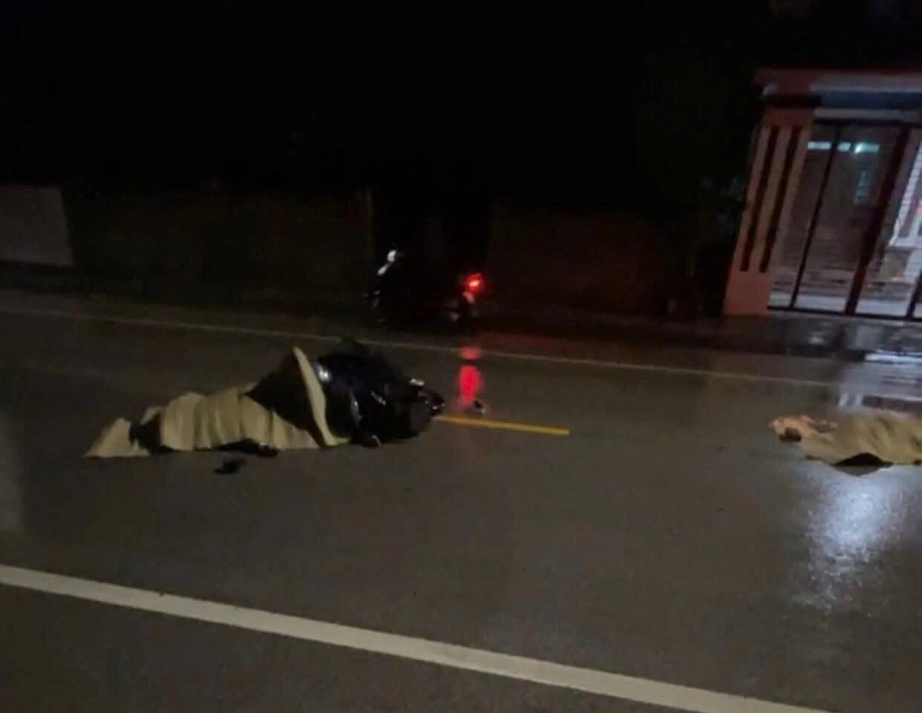 Nghệ An: Xe máy đấu đầu xe tải trên đường ven biển làm 2 người tử vong- Ảnh 1.