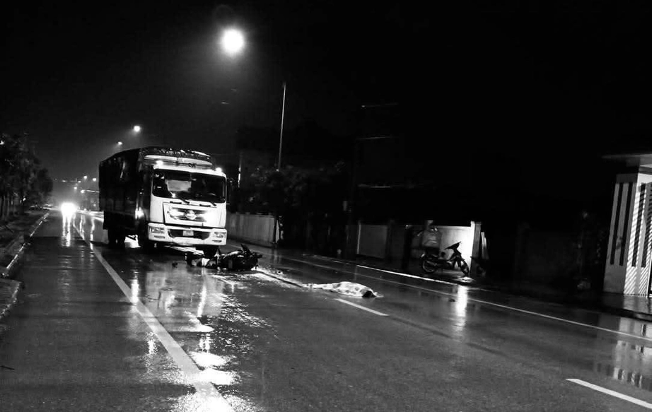 Nghệ An: Xe máy đấu đầu xe tải trên đường ven biển làm 2 người tử vong- Ảnh 2.