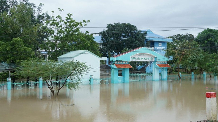 12 người dân Quảng Ngãi đi làm thuê ở Khánh Hòa bị lũ bao vây, một người mất tích- Ảnh 3. 12 người dân Quảng Ngãi đi làm thuê ở Khánh Hòa bị lũ bao vây, một người mất tích- Ảnh 3.