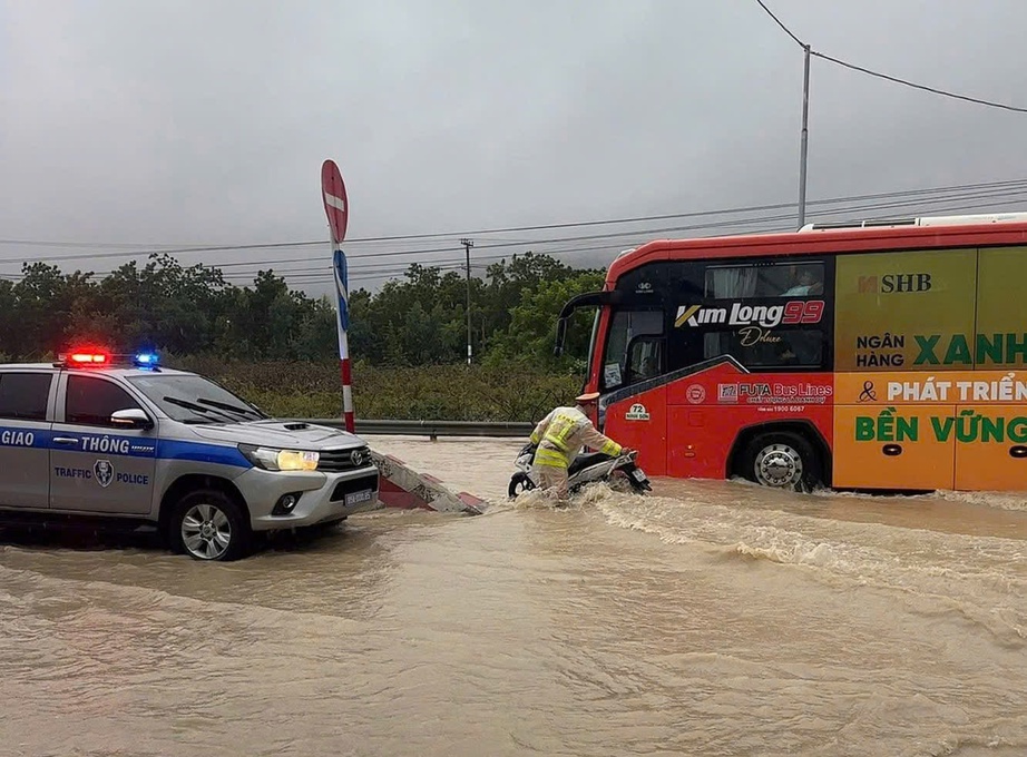 12 người dân Quảng Ngãi đi làm thuê ở Khánh Hòa bị lũ bao vây, một người mất tích- Ảnh 2. 12 người dân Quảng Ngãi đi làm thuê ở Khánh Hòa bị lũ bao vây, một người mất tích- Ảnh 2.