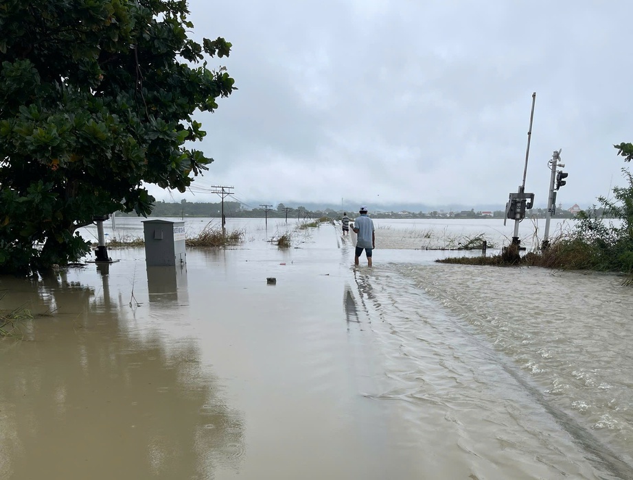 Ảnh hưởng mưa lũ khu vực Nam Trung Bộ, đường sắt dừng chạy nhiều tàu- Ảnh 1.