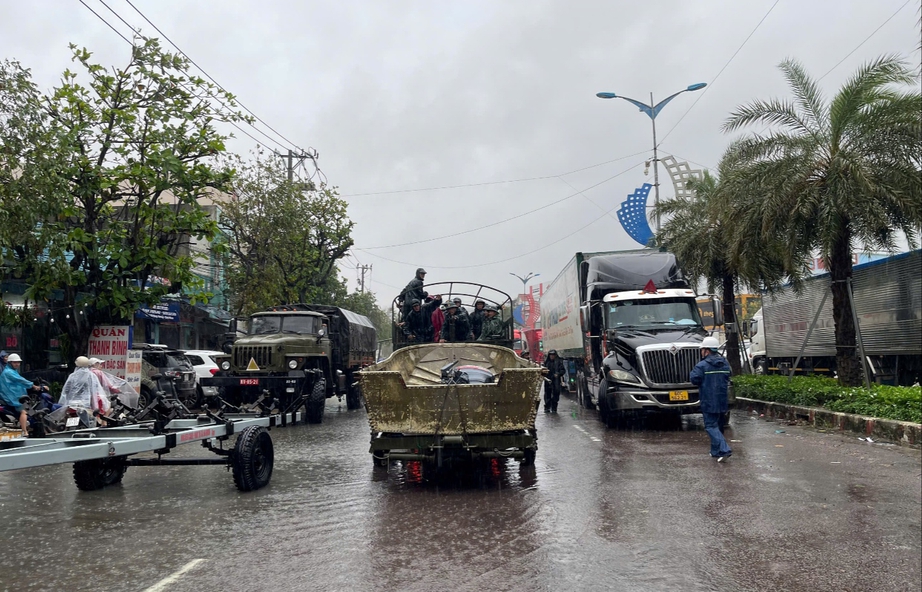 Lũ nhấn chìm nhiều khu dân cư ở miền Trung, giao thông chia cắt- Ảnh 3.