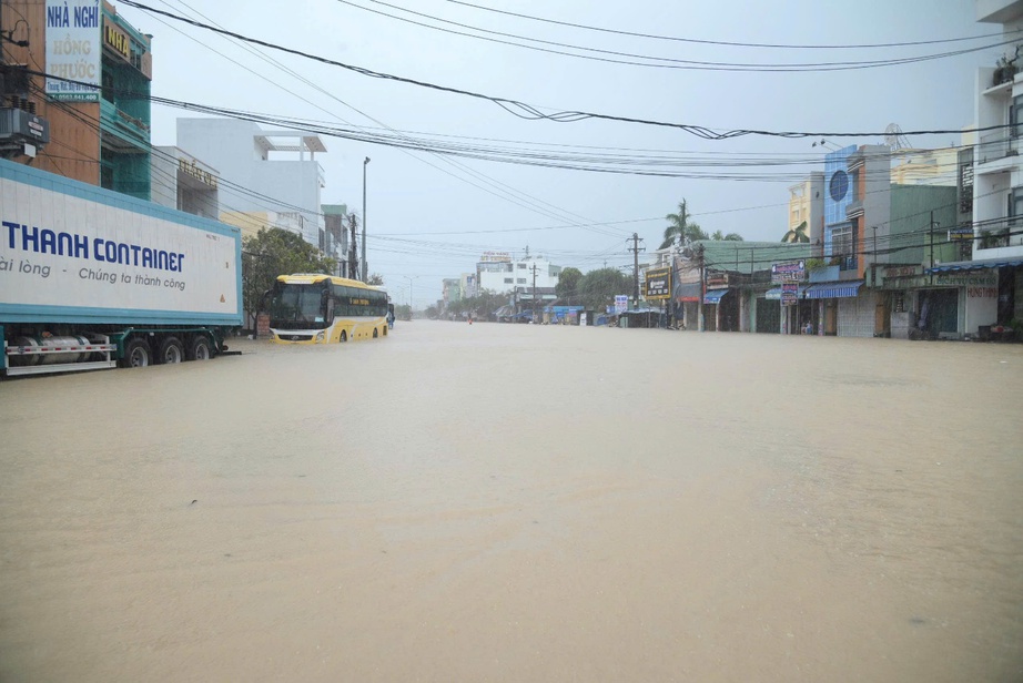 Lũ nhấn chìm nhiều khu dân cư ở miền Trung, giao thông chia cắt- Ảnh 4.