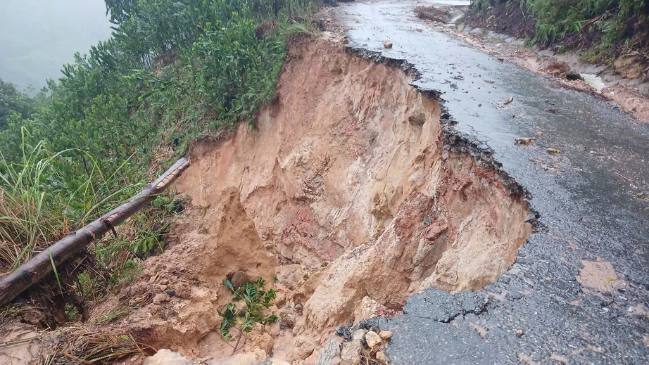 Quảng Ngãi: Sạt lở núi vùi nhà dân trên đường Đông Trường Sơn, giao thông tắc nghẽn- Ảnh 11. Quảng Ngãi: Sạt lở núi vùi nhà dân trên đường Đông Trường Sơn, giao thông tắc nghẽn- Ảnh 11.