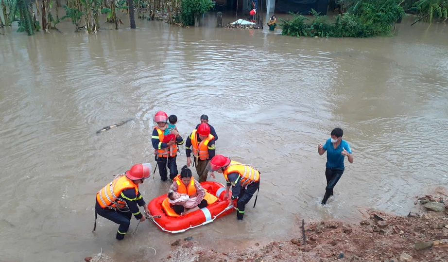Mưa lũ lịch sử tại Đắk Lắk, hàng nghìn hộ dân phải sơ tán khẩn cấp - Ảnh 2.