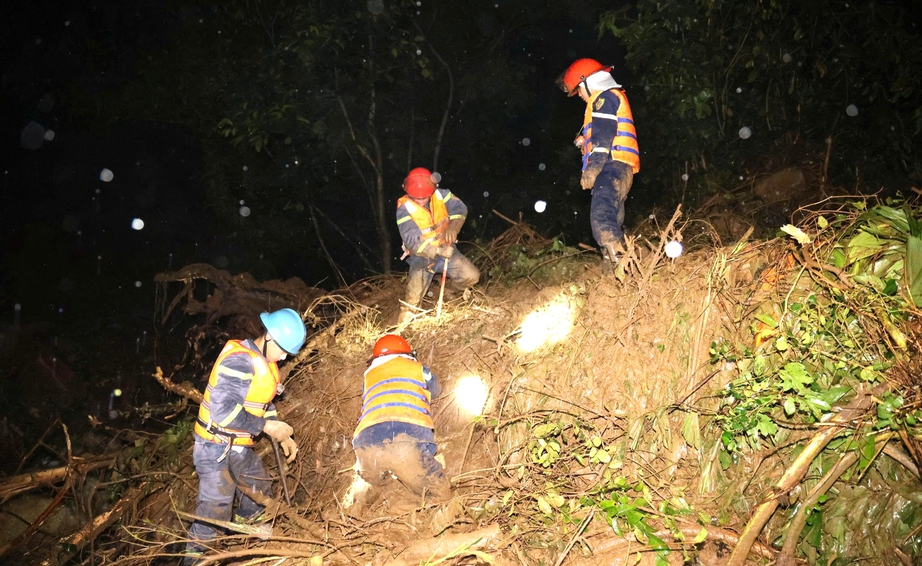 Tìm thấy thi thể nạn nhân cuối cùng vụ sạt lở đèo Khánh Sơn- Ảnh 1. Tìm thấy thi thể nạn nhân cuối cùng vụ sạt lở đèo Khánh Sơn- Ảnh 1.