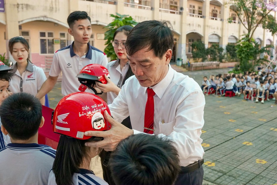 Trao tặng mũ bảo hiểm, đào tạo ATGT cho 1.200 học sinh, phụ huynh ở TP.HCM- Ảnh 1.