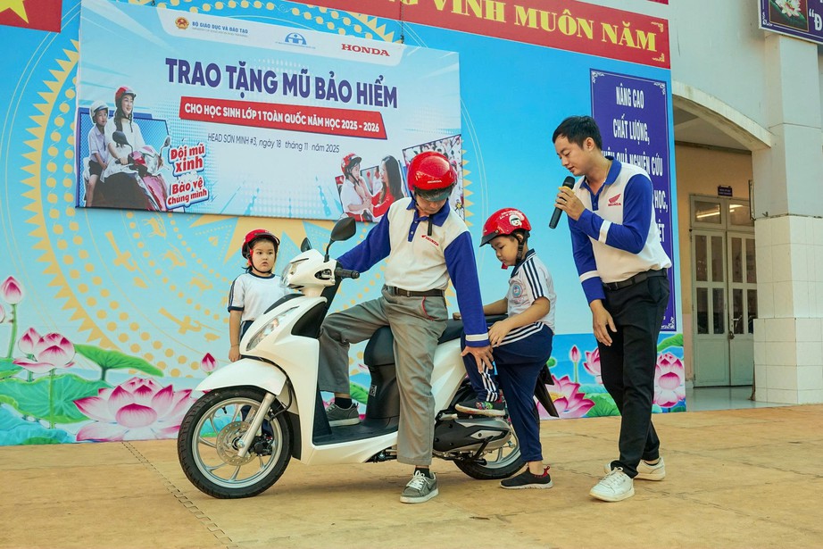 Trao tặng mũ bảo hiểm, đào tạo ATGT cho 1.200 học sinh, phụ huynh ở TP.HCM- Ảnh 2.