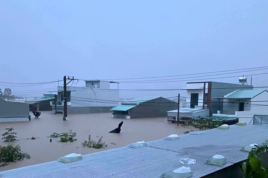 Đắk Lắk: Mưa lớn gây sạt lở đất làm một người tử vong, nhiều khu vực bị chia cắt- Ảnh 3. Đắk Lắk: Mưa lớn gây sạt lở đất làm một người tử vong, nhiều khu vực bị chia cắt- Ảnh 3.