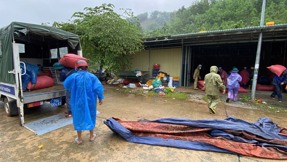 Quảng Ngãi: Sạt lở núi vùi nhà dân trên đường Đông Trường Sơn, giao thông tắc nghẽn- Ảnh 5. Quảng Ngãi: Sạt lở núi vùi nhà dân trên đường Đông Trường Sơn, giao thông tắc nghẽn- Ảnh 5.