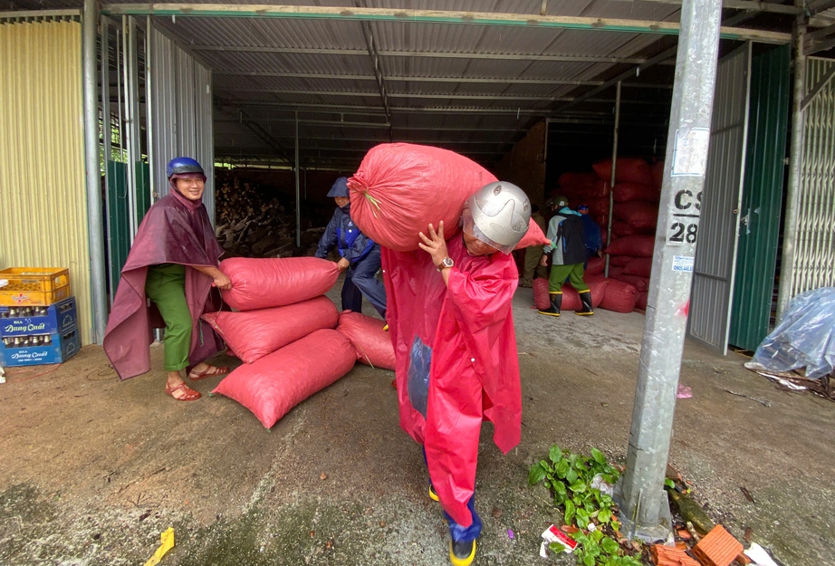 Quảng Ngãi: Sạt lở núi vùi nhà dân trên đường Đông Trường Sơn, giao thông tắc nghẽn- Ảnh 6. Quảng Ngãi: Sạt lở núi vùi nhà dân trên đường Đông Trường Sơn, giao thông tắc nghẽn- Ảnh 6.
