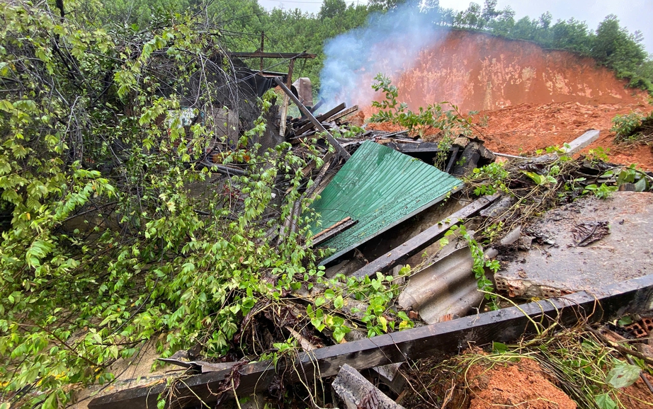 Quảng Ngãi: Sạt lở núi vùi nhà dân trên đường Đông Trường Sơn, giao thông tắc nghẽn- Ảnh 2. Quảng Ngãi: Sạt lở núi vùi nhà dân trên đường Đông Trường Sơn, giao thông tắc nghẽn- Ảnh 2.