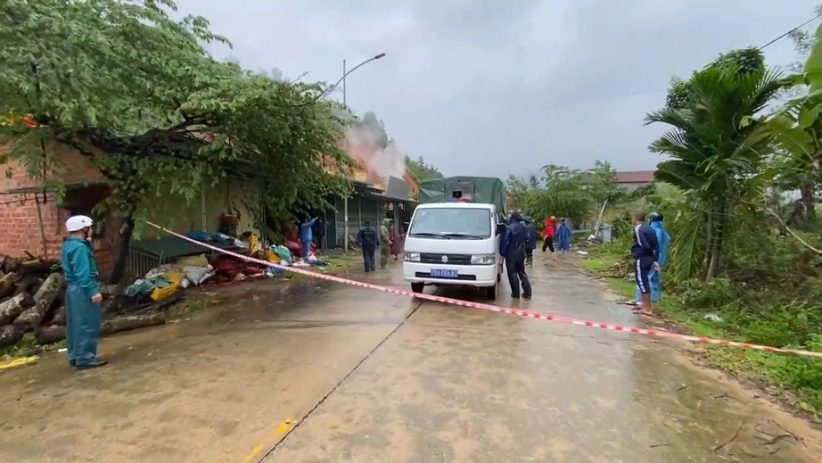 Quảng Ngãi: Sạt lở núi vùi nhà dân trên đường Đông Trường Sơn, giao thông tắc nghẽn- Ảnh 8. Quảng Ngãi: Sạt lở núi vùi nhà dân trên đường Đông Trường Sơn, giao thông tắc nghẽn- Ảnh 8.