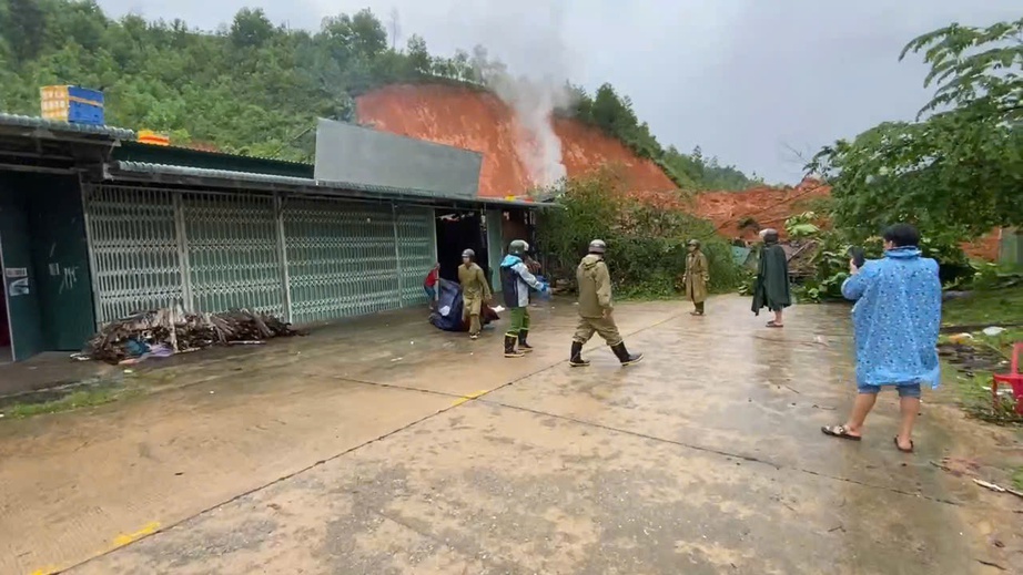 Quảng Ngãi: Sạt lở núi vùi nhà dân trên đường Đông Trường Sơn, giao thông tắc nghẽn- Ảnh 4. Quảng Ngãi: Sạt lở núi vùi nhà dân trên đường Đông Trường Sơn, giao thông tắc nghẽn- Ảnh 4.