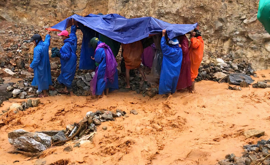 Khiêng võng băng qua sạt lở đưa 3 bệnh nhân vùng cao Đà Nẵng đi cấp cứu- Ảnh 1. Khiêng võng băng qua sạt lở đưa 3 bệnh nhân vùng cao Đà Nẵng đi cấp cứu- Ảnh 1.