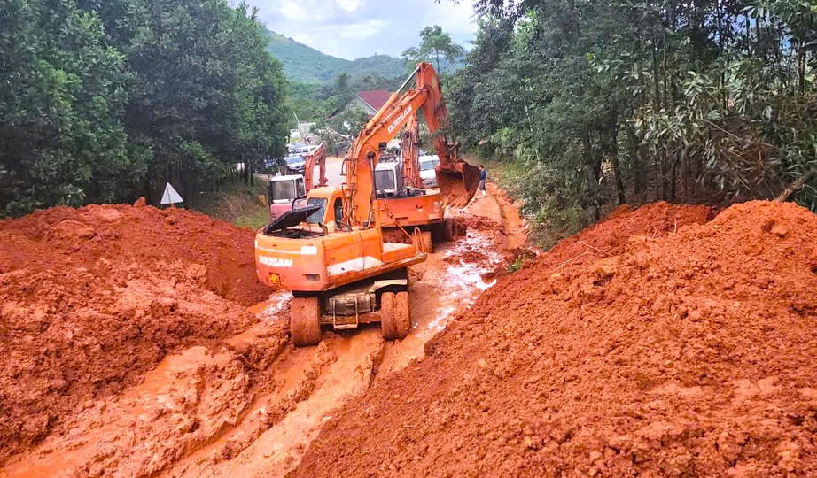 Còn 50 vị trí tắc đường ở khu vực miền Trung- Ảnh 1. Còn 50 vị trí tắc đường ở khu vực miền Trung- Ảnh 1.