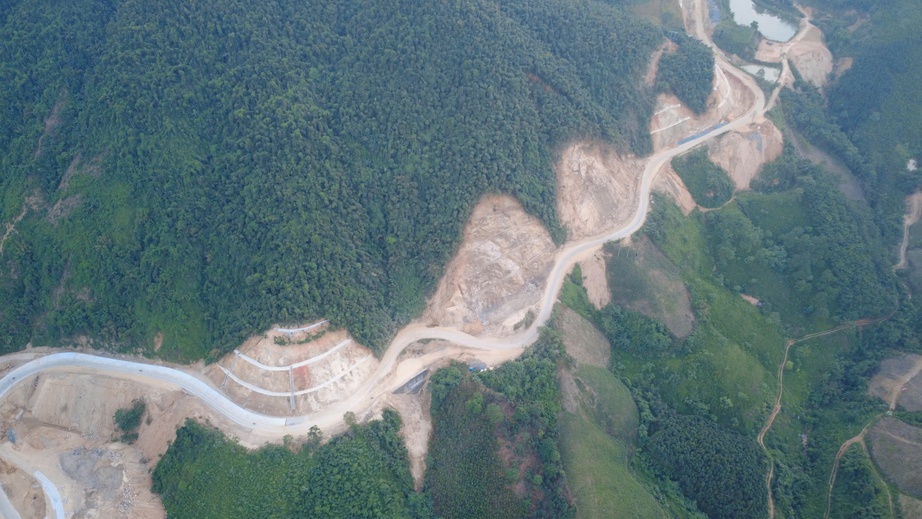 Quản chặt tiến độ, xử nghiêm nhà thầu chậm thi công dự án kết nối giao thông miền núi- Ảnh 1. Quản chặt tiến độ, xử nghiêm nhà thầu chậm thi công dự án kết nối giao thông miền núi- Ảnh 1.
