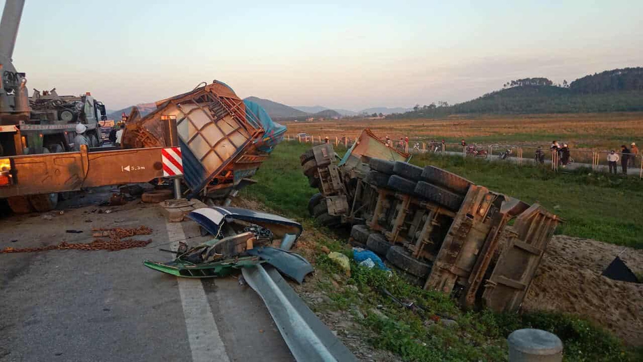 Đâm xe liên hoàn trên cao tốc Bắc - Nam qua Nghệ An, 2 người bị thương- Ảnh 1.