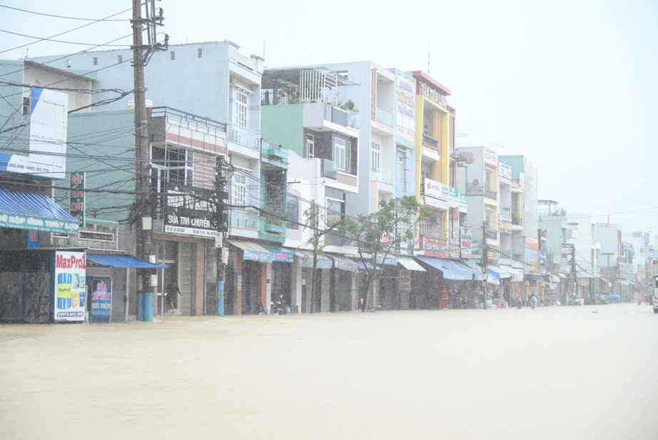 Mưa lũ miền Trung: Xuyên đêm giải cứu dân mắc kẹt trong lũ- Ảnh 1.