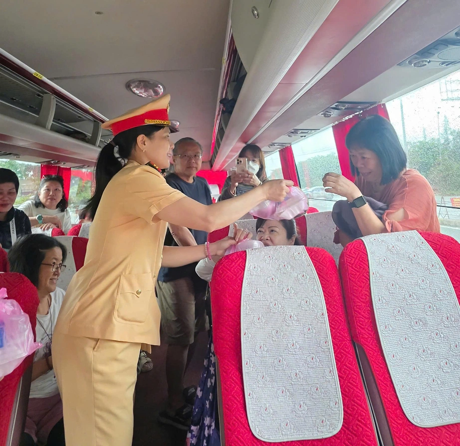 Mưa lũ tại miền Trung: Cứu hộ thành công hơn 40 công nhân cao tốc bị cô lập giữa lũ- Ảnh 2.