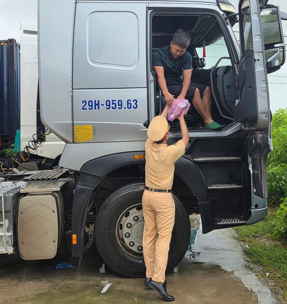 Mưa lũ tại miền Trung: Cứu hộ thành công hơn 40 công nhân cao tốc bị cô lập giữa lũ- Ảnh 3.