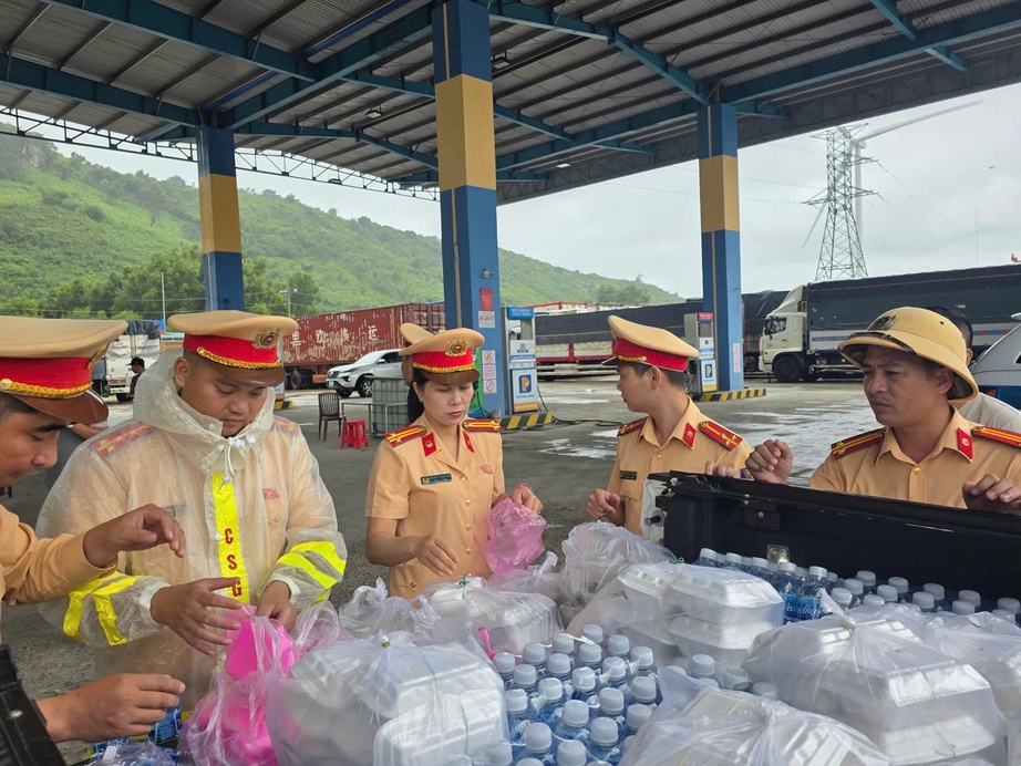Mưa lũ tại miền Trung: Cứu hộ thành công hơn 40 công nhân cao tốc bị cô lập giữa lũ- Ảnh 4.