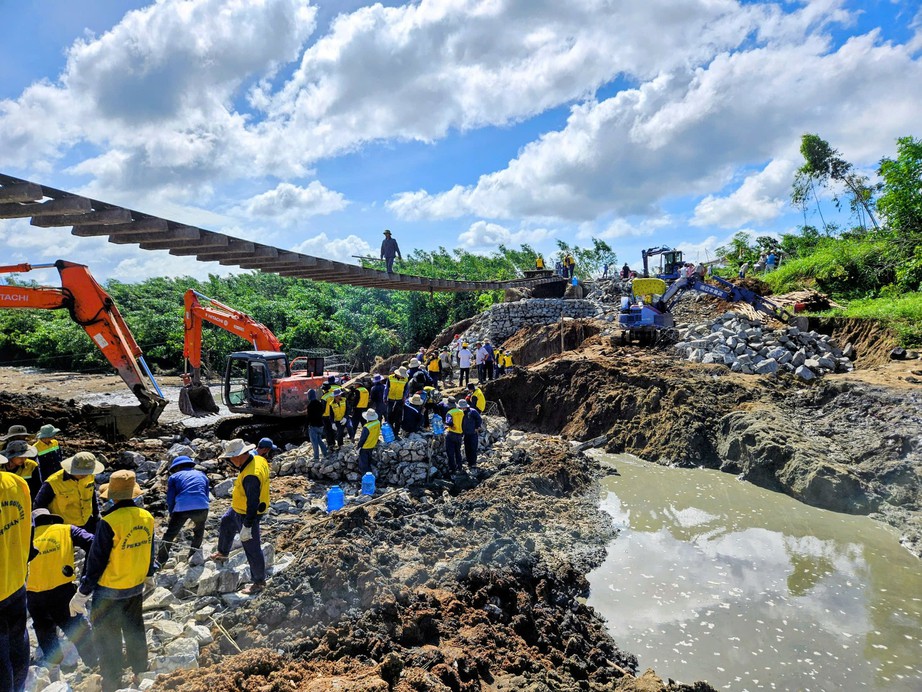 Tập trung xử lý các điểm sạt lở, nhanh chóng khôi phục các tuyến giao thông huyết mạch- Ảnh 1. Tập trung xử lý các điểm sạt lở, nhanh chóng khôi phục các tuyến giao thông huyết mạch- Ảnh 1.