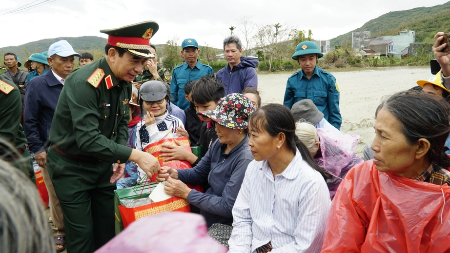 Đại tướng Phan Văn Giang: Quân đội luôn sát cánh với nhân dân đến khi ổn định cuộc sống- Ảnh 10.